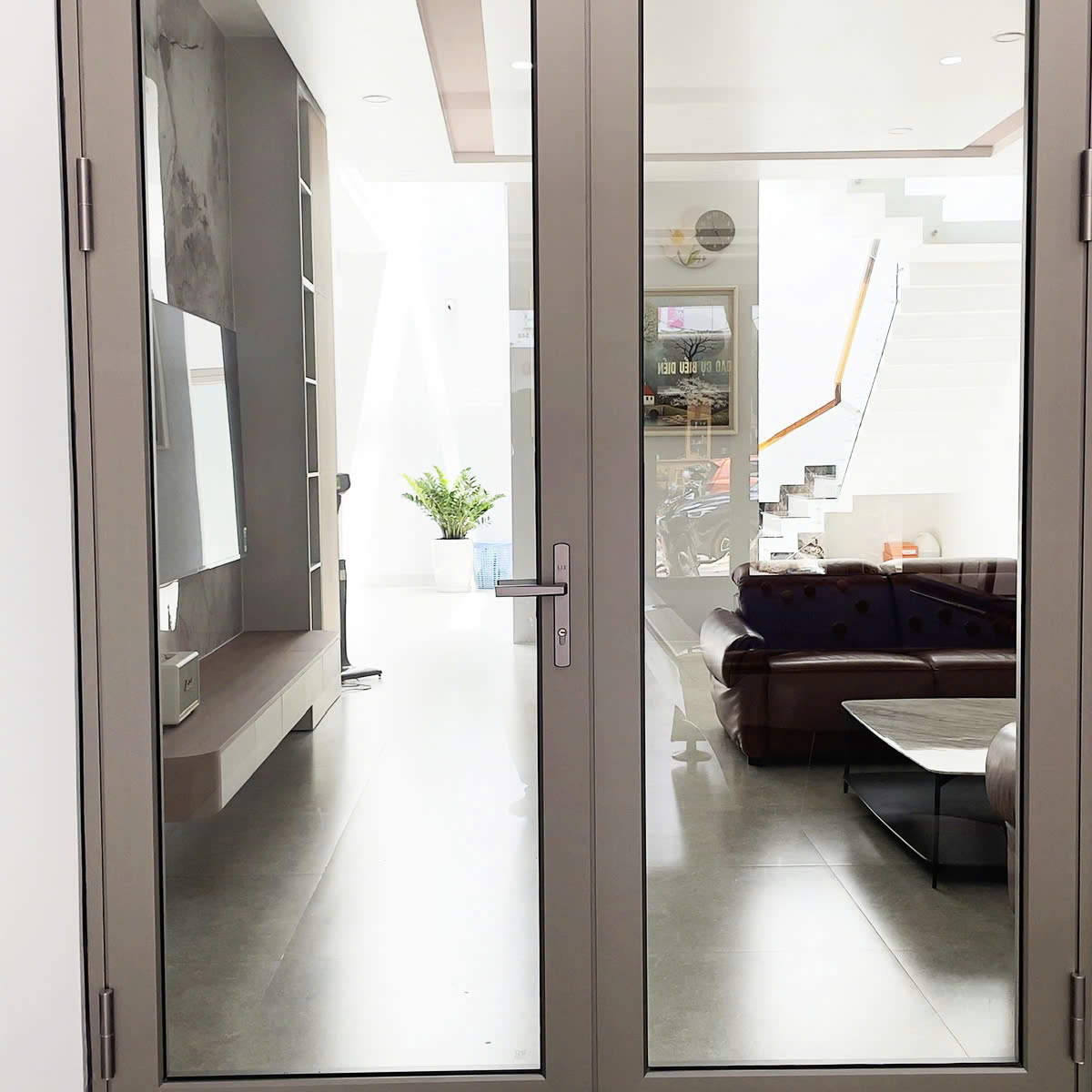 Bộ cửa đi mở quay sử dụng phụ kiện Lix màu Champagne