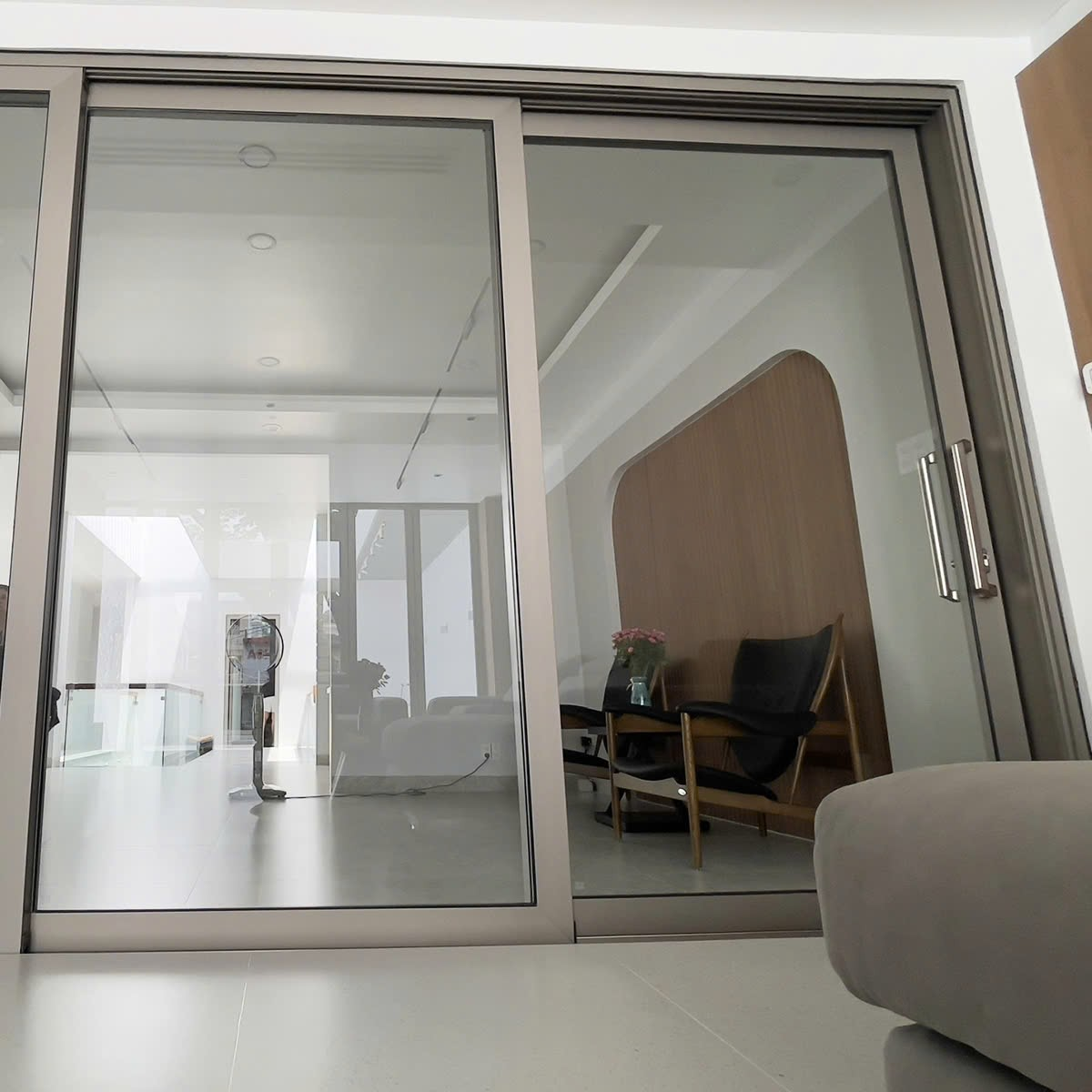 Bộ cửa đi mở lùa nhôm Maxpro và phụ kiện Lix