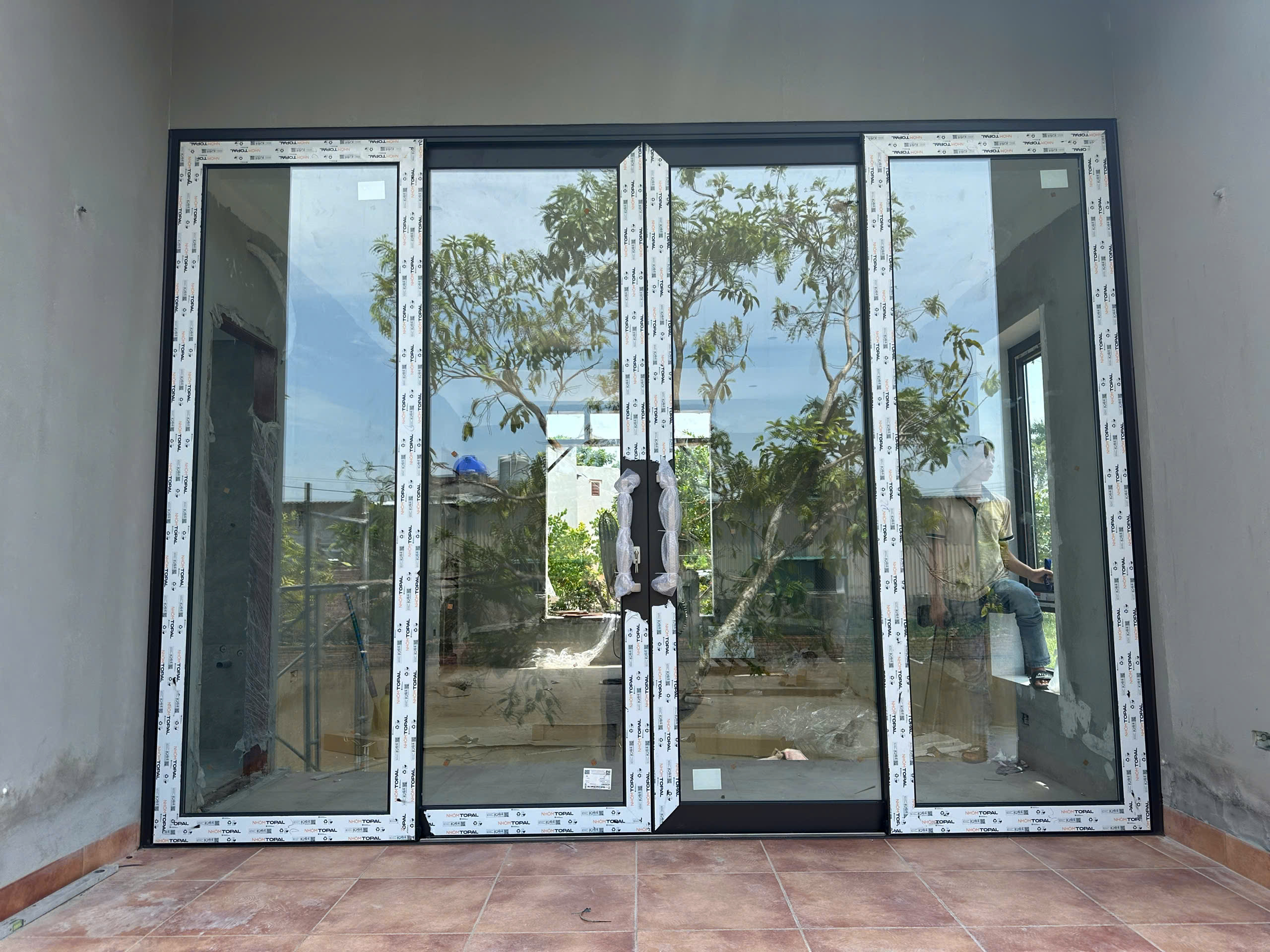 Cửa lùa ray nhôm và cửa lùa ray Inox khác nhau như thế nào? 
